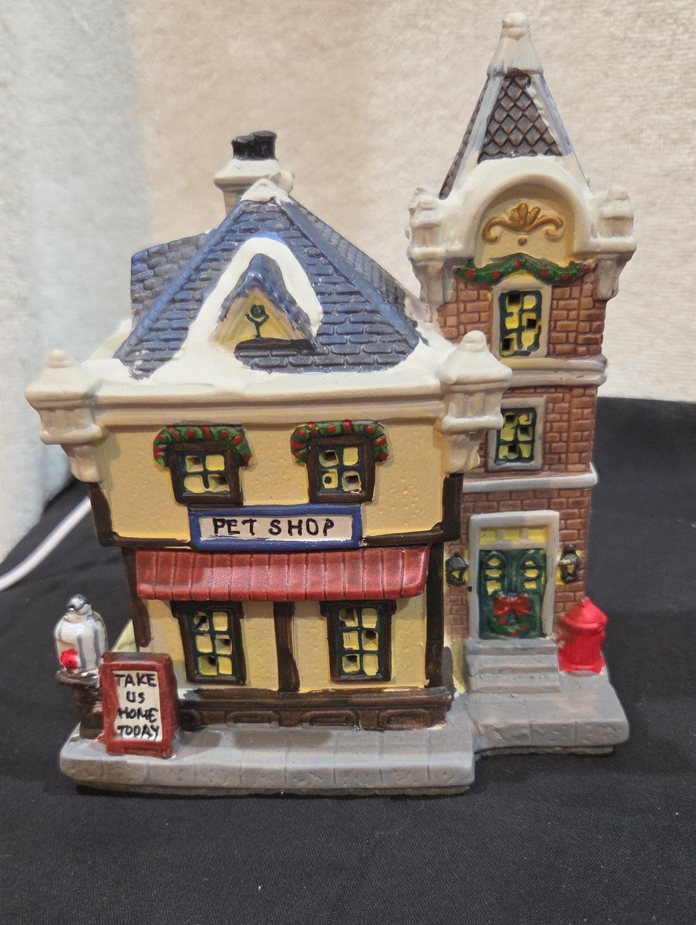 HOLIDAY VILLAGE PET SHOP